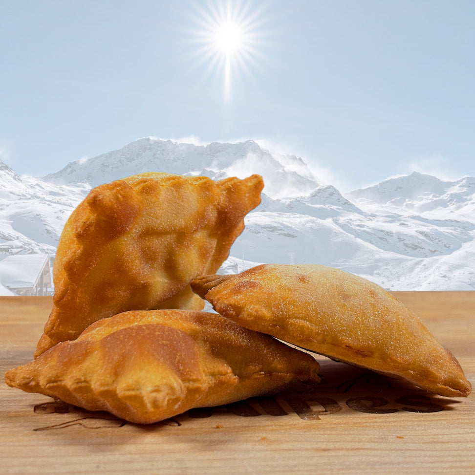 Tourtons croustillants des Alpes devant un paysage de montagne – spécialité artisanale La Tourtonnerie